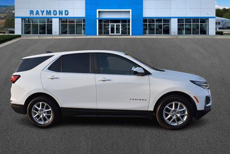 Used 2024 Chevrolet Equinox LTImage 2