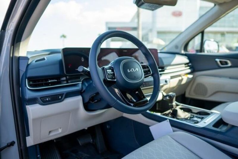 2025 Kia Carnival EXImage 12