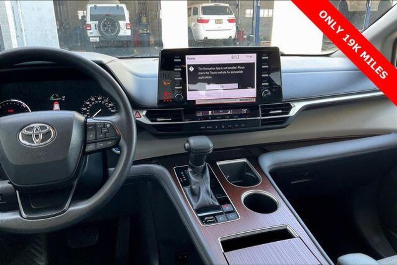 Used 2022 Toyota Sienna LEImage 5