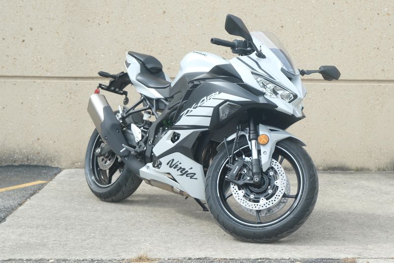 2025 KAWASAKI NINJA ZX4RR ABS METALLIC MATTE WHITISH SILVER AND METALLIC FLAT SPARK BLACK 