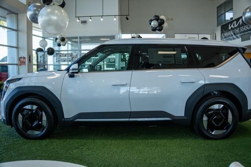 New 2026 Kia EV9 WindImage 4
