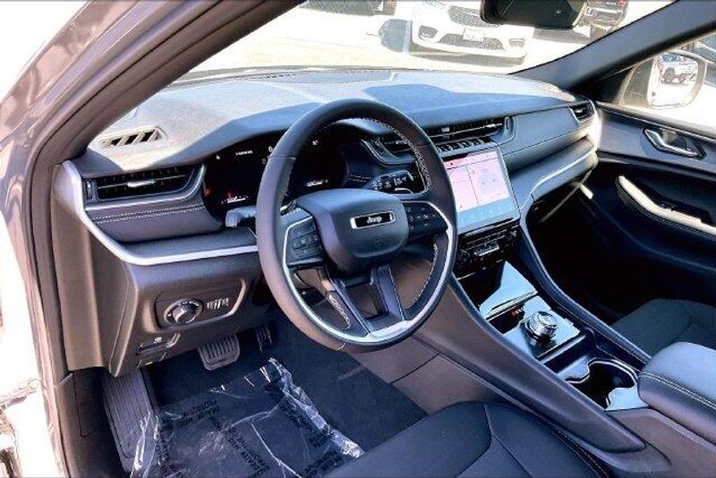 New 2027 Jeep Grand Cherokee Laredo X 4x4Image 6
