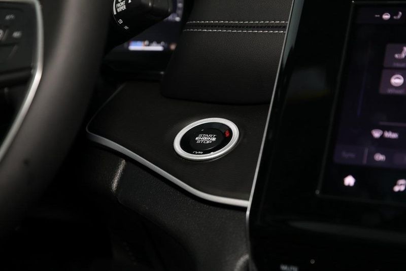 2025 Jeep Grand Cherokee Altitude 4x2Image 23