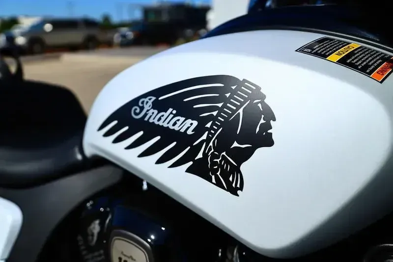 2025 Indian Motorcycle CHIEFTAIN POWERPLUS DARK HORSE 112 RA 49ST GHOST WHITE METALLIC SMOKE Image 3