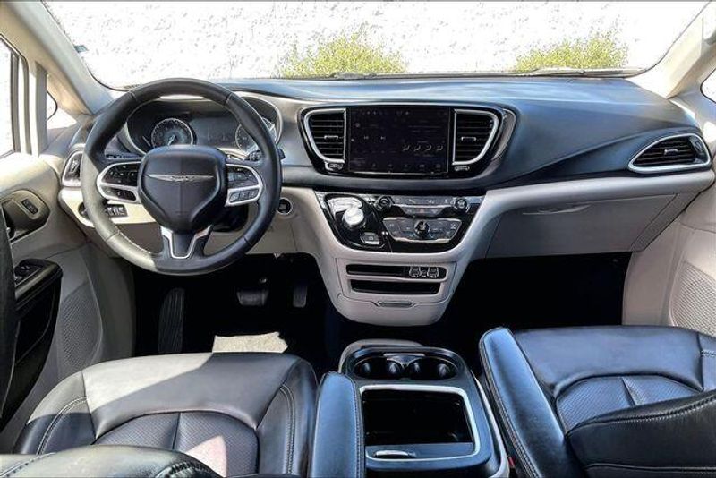 Used 2023 Chrysler Pacifica Touring LImage 15