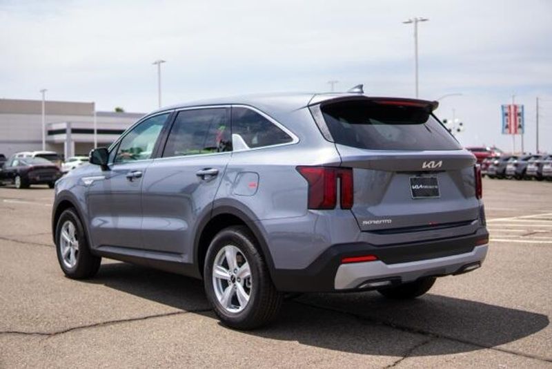 2025 Kia Sorento LXImage 5