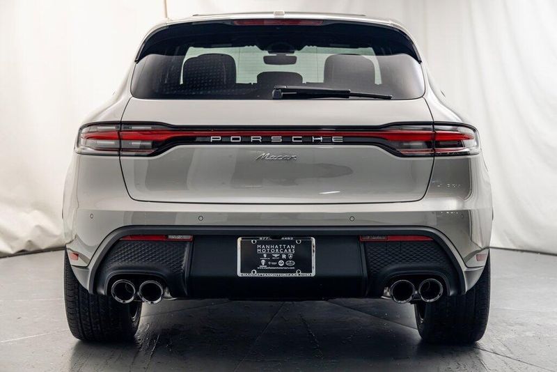 2025 Porsche Macan BaseImage 4