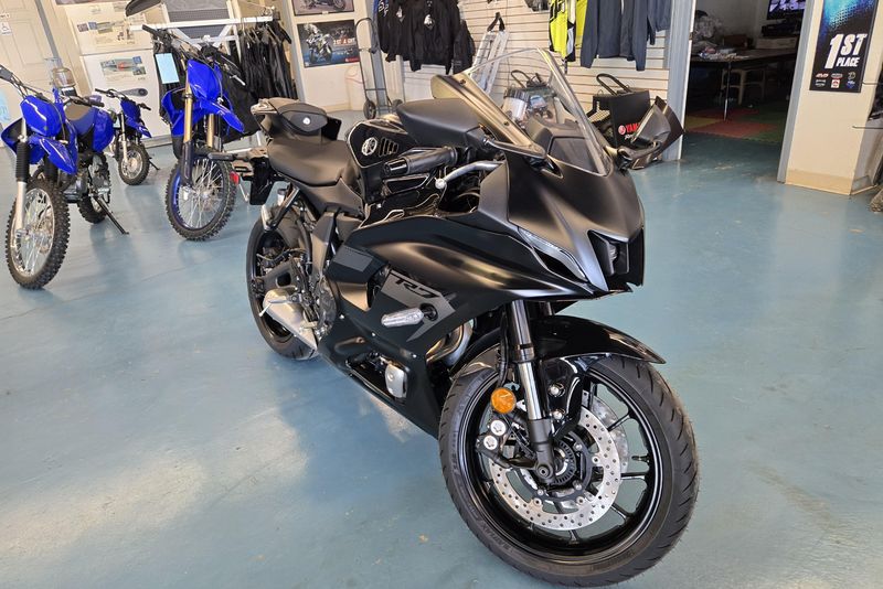2025 YAMAHA YZFR7 MATTE RAVEN BLACK 