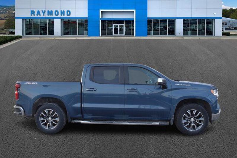 Used 2024 Chevrolet Silverado 1500 LTImage 2