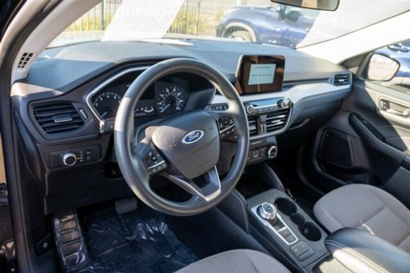 Used 2022 Ford Escape SEImage 10