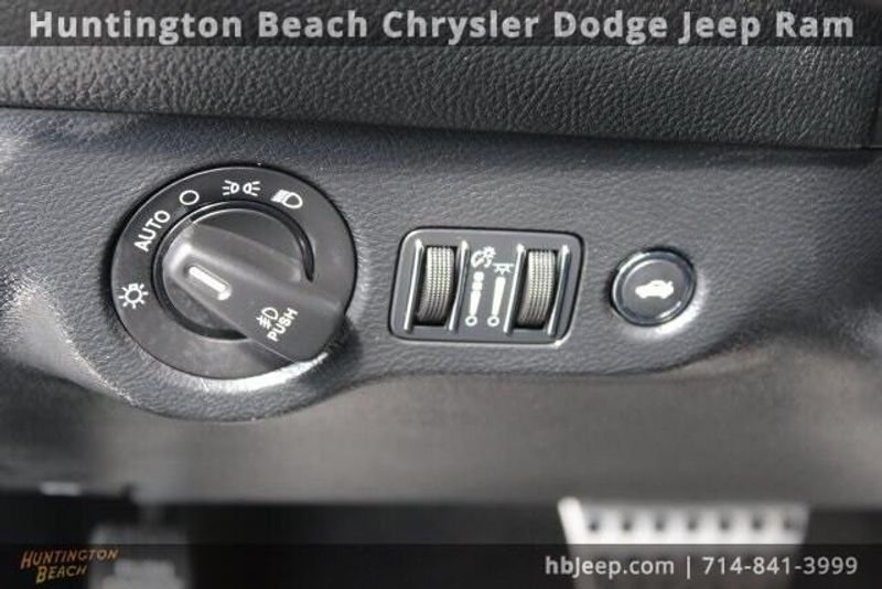 2015 Dodge Challenger SXTImage 12