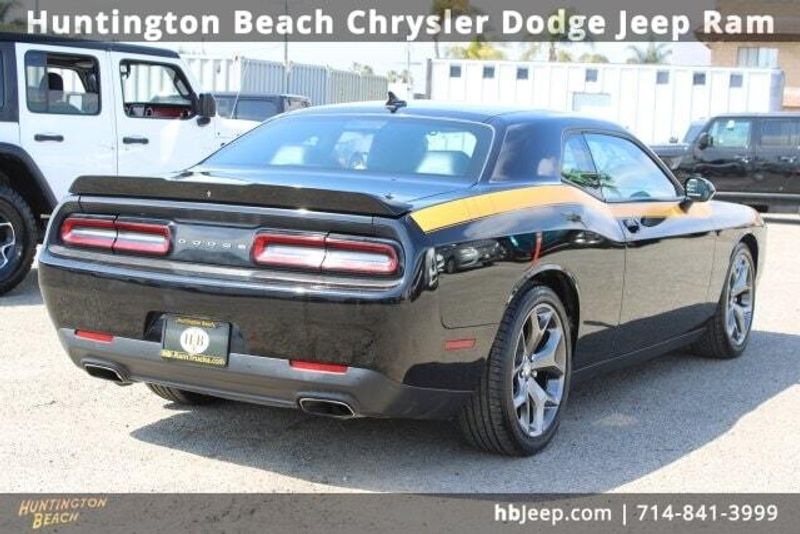 2015 Dodge Challenger SXTImage 5