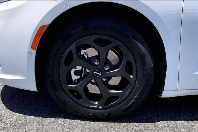 Used 2023 Chrysler Pacifica Hybrid LimitedImage 8
