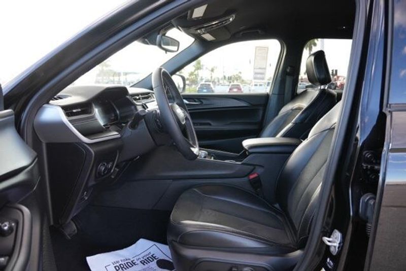 Used 2024 Jeep Grand Cherokee L AltitudeImage 11