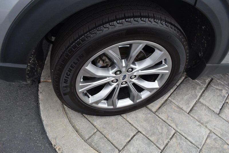 Used 2022 Ford Explorer XLTImage 4