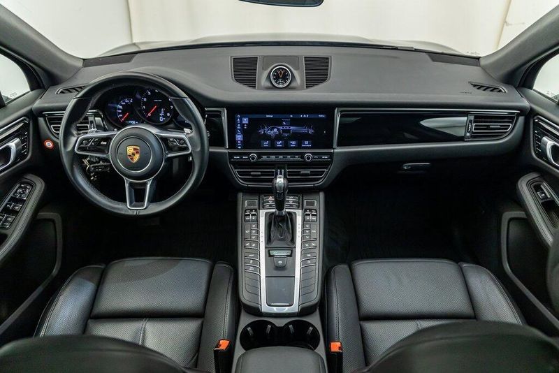 2021 Porsche Macan BaseImage 19