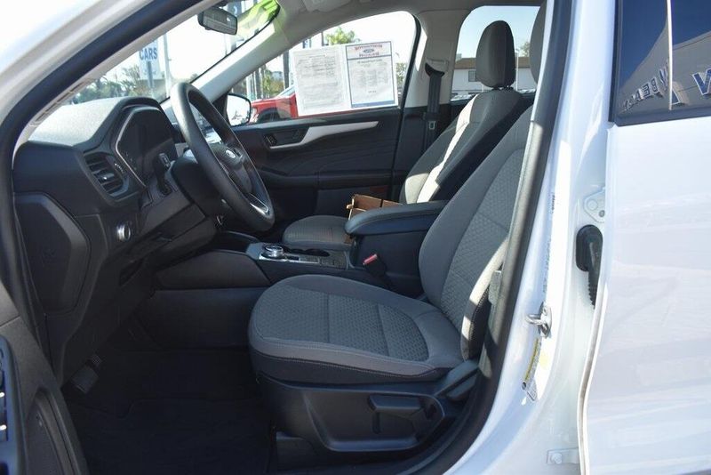 2022 Ford Escape SEImage 11