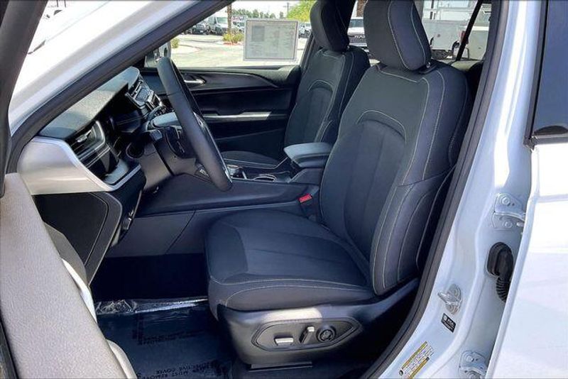 Used 2025 Jeep Grand Cherokee L LaredoImage 24