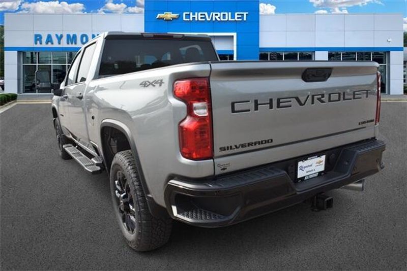 2025 Chevrolet Silverado 2500HD CustomImage 5
