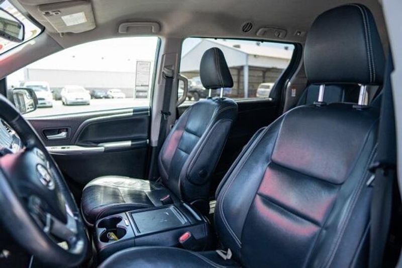 2019 Toyota Sienna SEImage 11