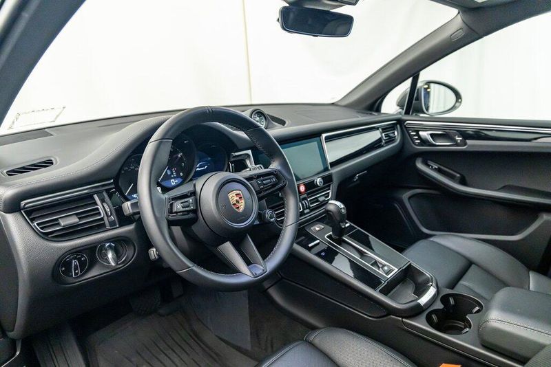 2024 Porsche Macan BaseImage 12