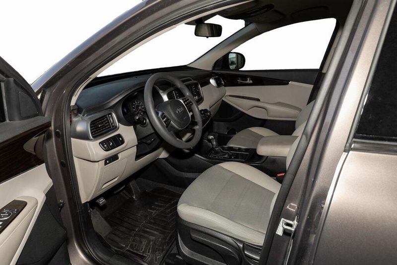 2020 Kia Sorento LXImage 12
