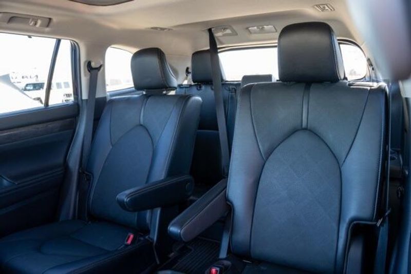 Used 2022 Toyota Highlander Hybrid PlatinumImage 14