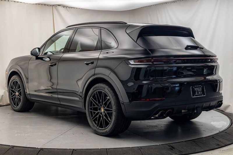 2024 Porsche Cayenne BaseImage 3