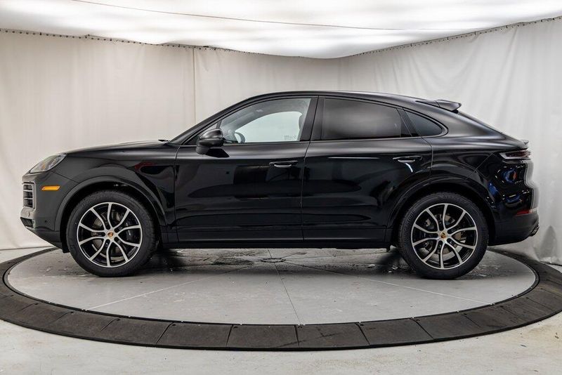 2024 Porsche Cayenne BaseImage 2