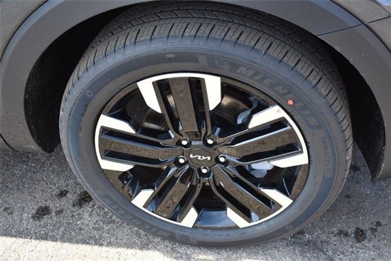 2024 Kia Telluride SX-Prestige in a Gravity Gray exterior color and Blackinterior. Raymond Auto Group 888-703-9950 raymonddeals.com 
