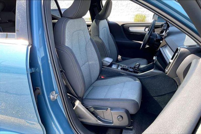Used 2024 Volvo XC40 B5 CoreImage 6