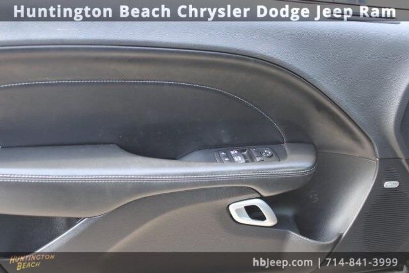 2015 Dodge Challenger SXTImage 10