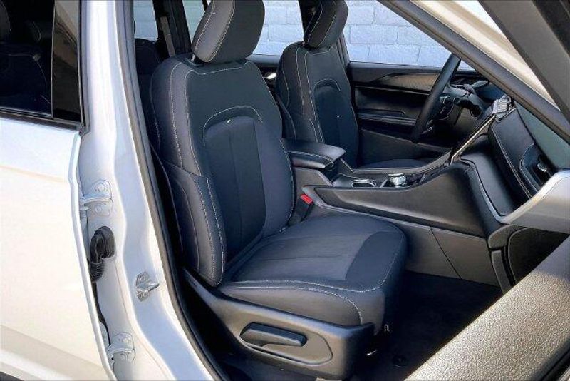 Used 2025 Jeep Grand Cherokee Laredo XImage 6