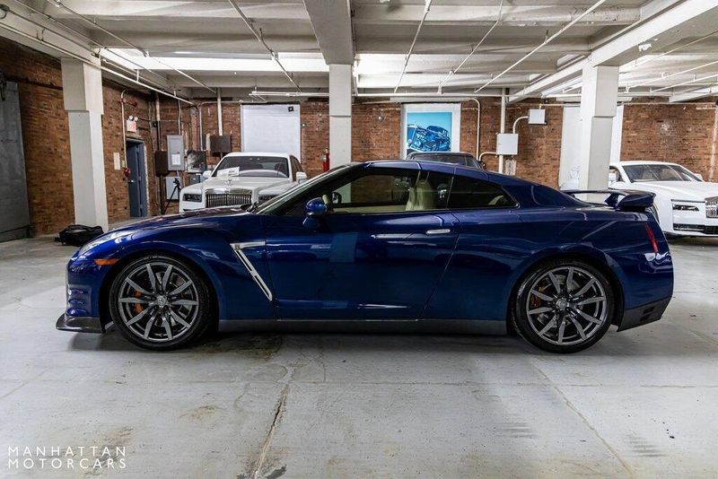 2015 Nissan GT-R PremiumImage 2