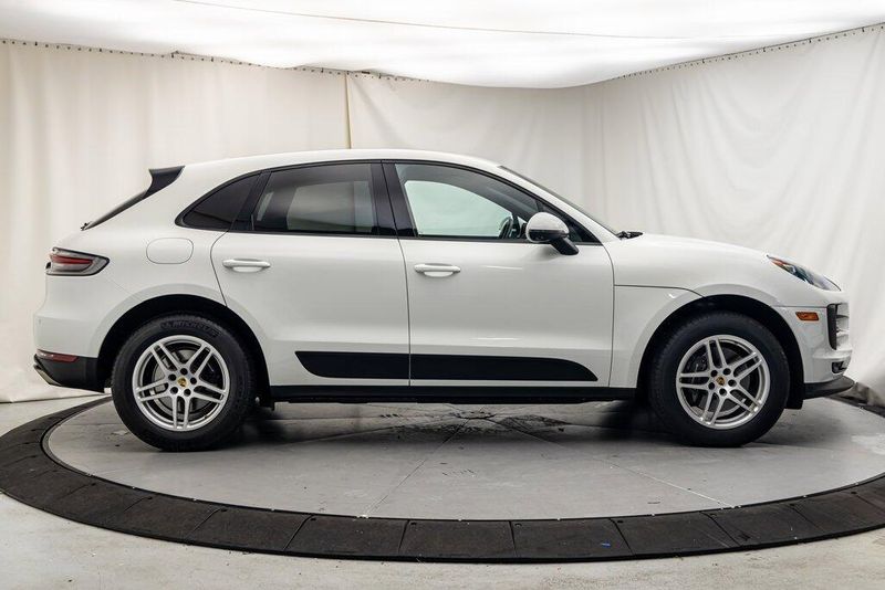 2021 Porsche Macan BaseImage 6