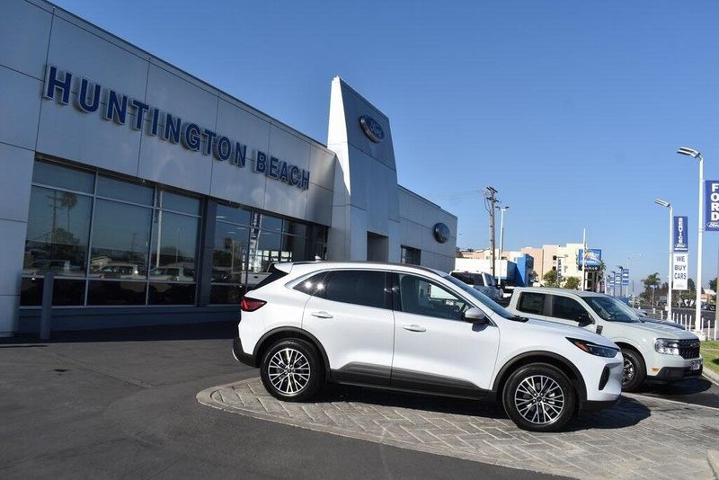 2025 Ford Escape Plug-In Hybrid BaseImage 3