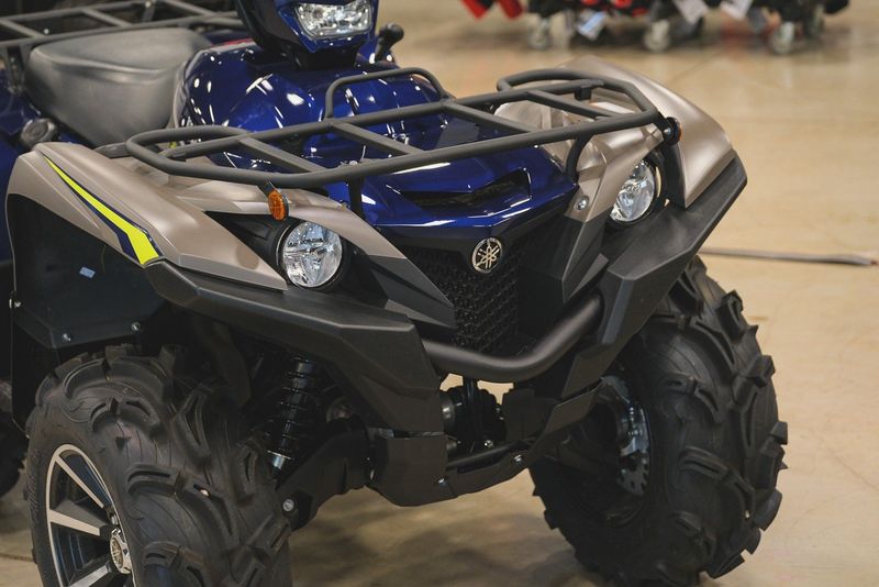 2023 YAMAHA Grizzly EPS SE in a BLUE exterior color. Family PowerSports (877) 886-1997 familypowersports.com 