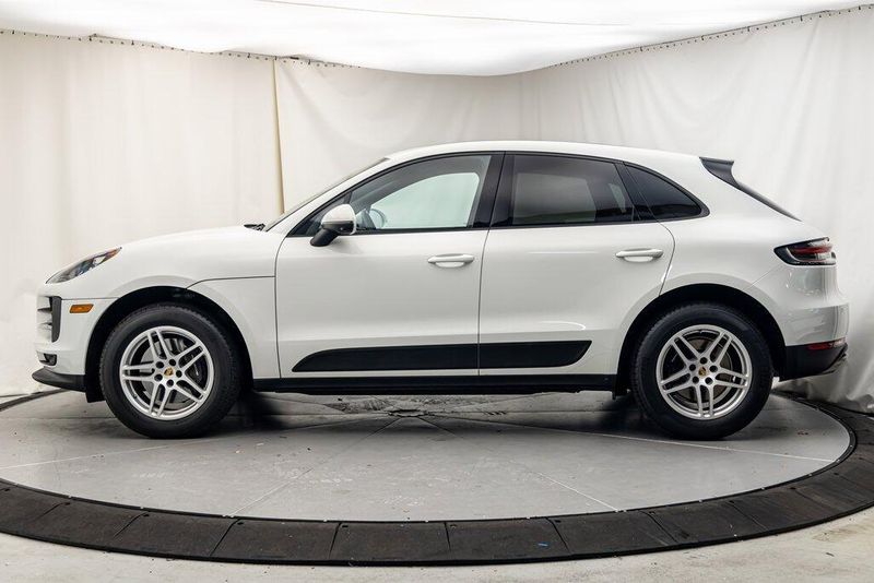 2021 Porsche Macan BaseImage 2