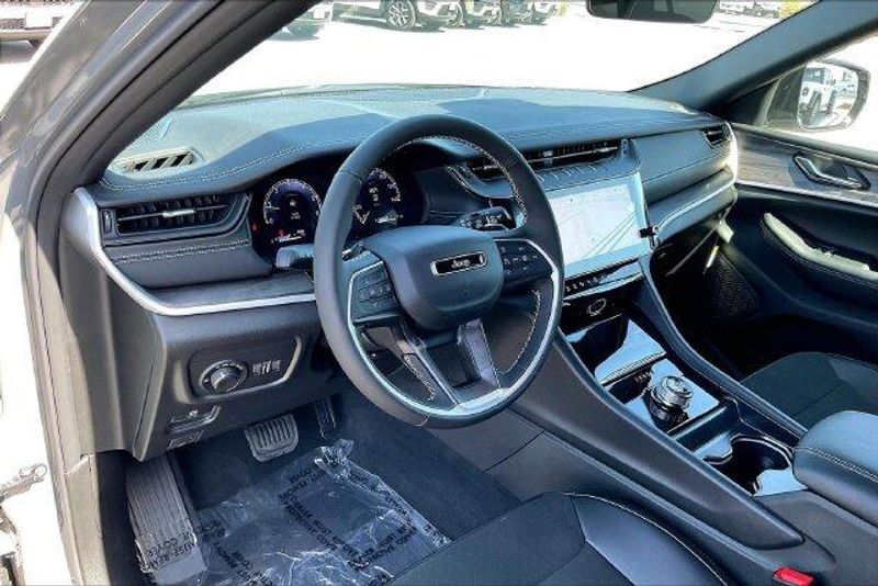 New 2027 Jeep Grand Cherokee L Laredo Altitude 4x2Image 6