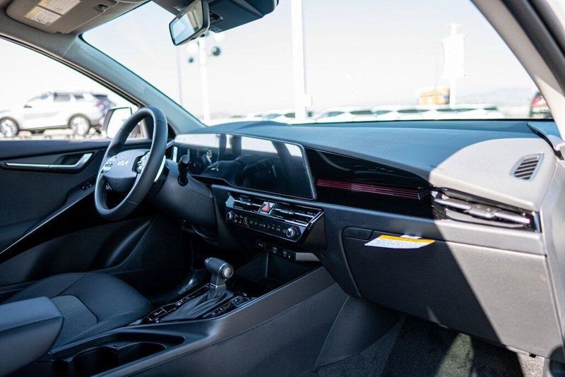 New 2026 Kia Niro LXImage 12