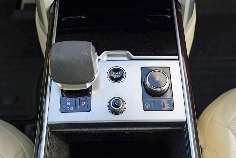 2023 Land Rover Range Rover SE photo 42
