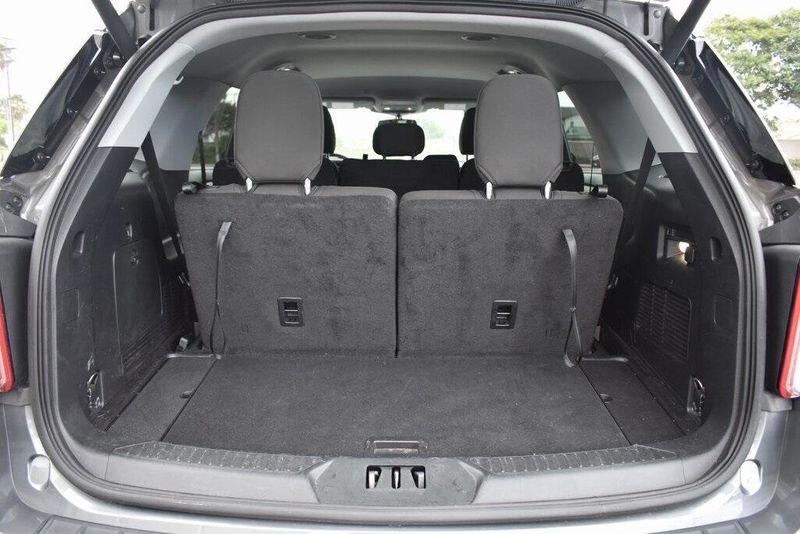 Used 2022 Ford Explorer XLTImage 5