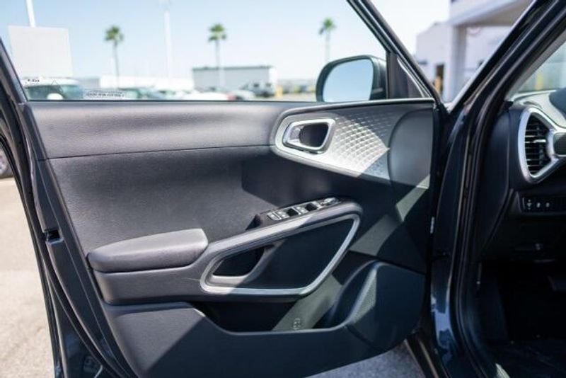 New 2025 Kia Soul LXImage 10