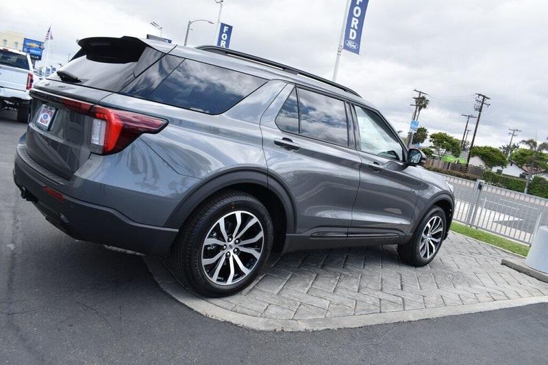 2025 Ford Explorer ST-LineImage 2
