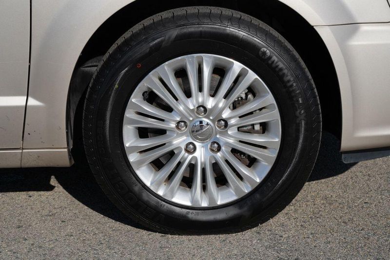 Used 2012 Chrysler Town & Country LimitedImage 9