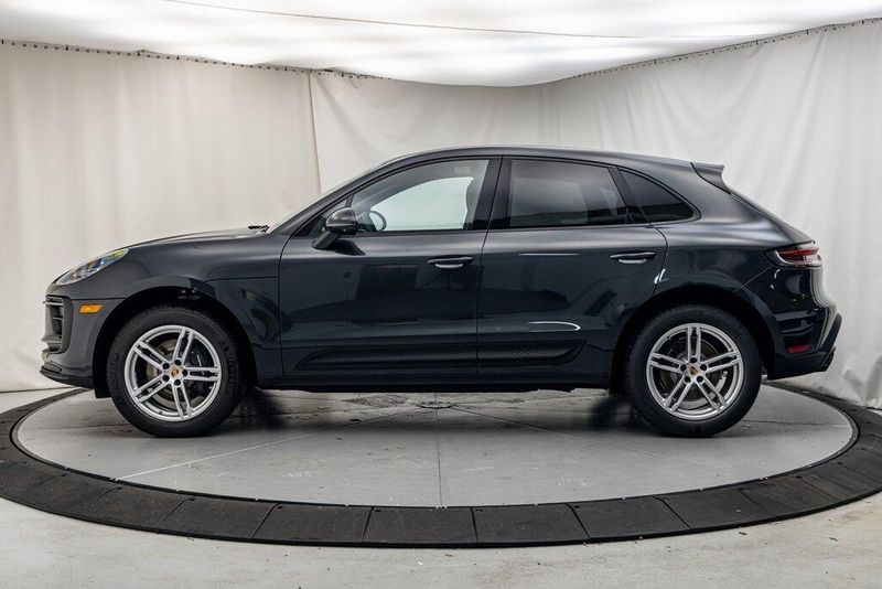 2025 Porsche Macan BaseImage 2