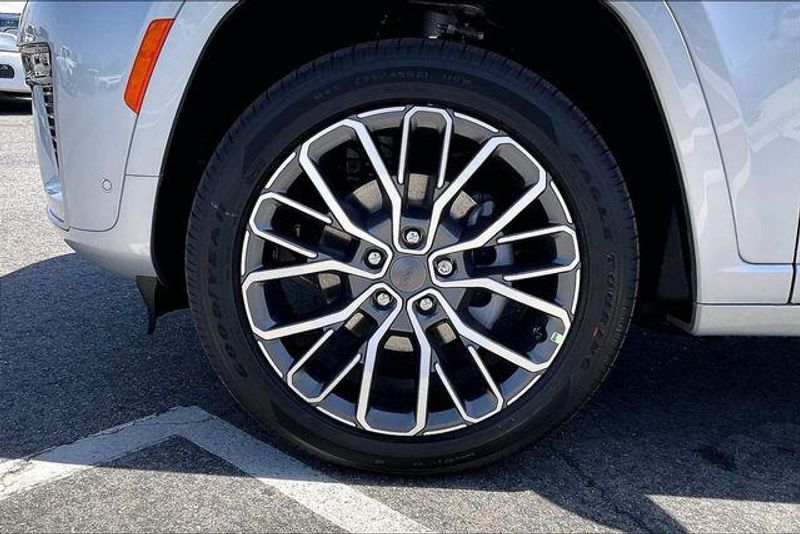New 2026 Jeep Grand Cherokee SummitImage 10
