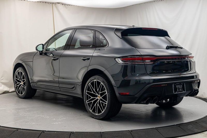 2024 Porsche Macan BaseImage 3