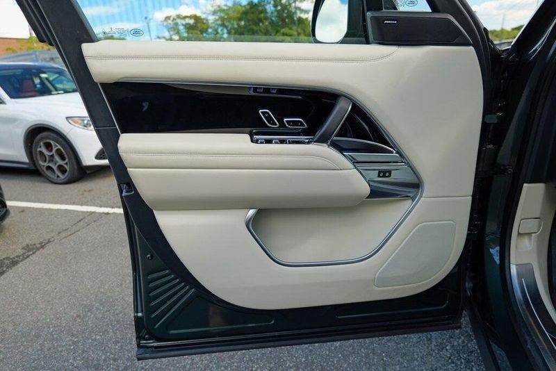 2023 Land Rover Range Rover SE photo 15