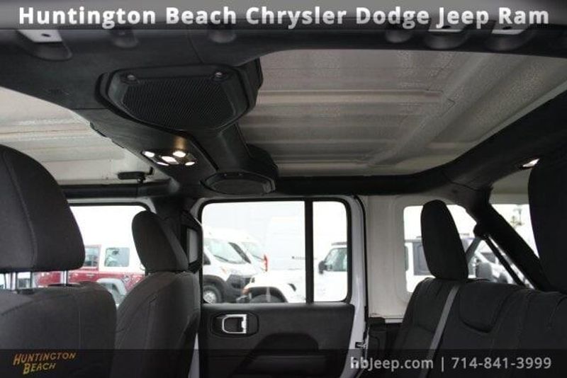 2022 Jeep Wrangler Unlimited SaharaImage 38